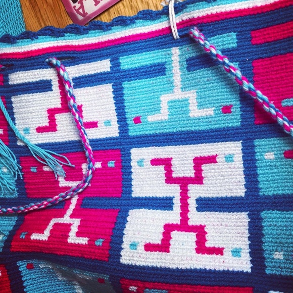 NWT Wayuu Hand-Woven Boho Pompom Tote - Picture 7 of 9